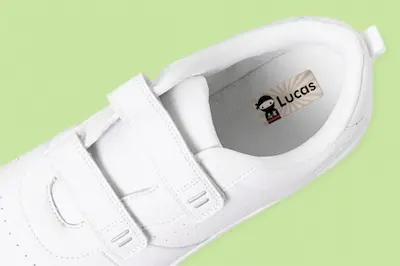Schoen met een gepersonaliseerd naamlabel aan de binnenkant
