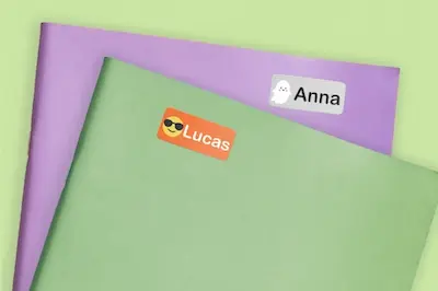 Een paars en een groen schrift, elk met een gepersonaliseerde naamsticker
