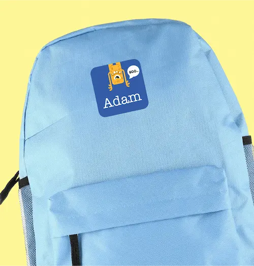 Lichtblauwe rugzak met een grote gepersonaliseerde sticker met een getekend monstertje en naam